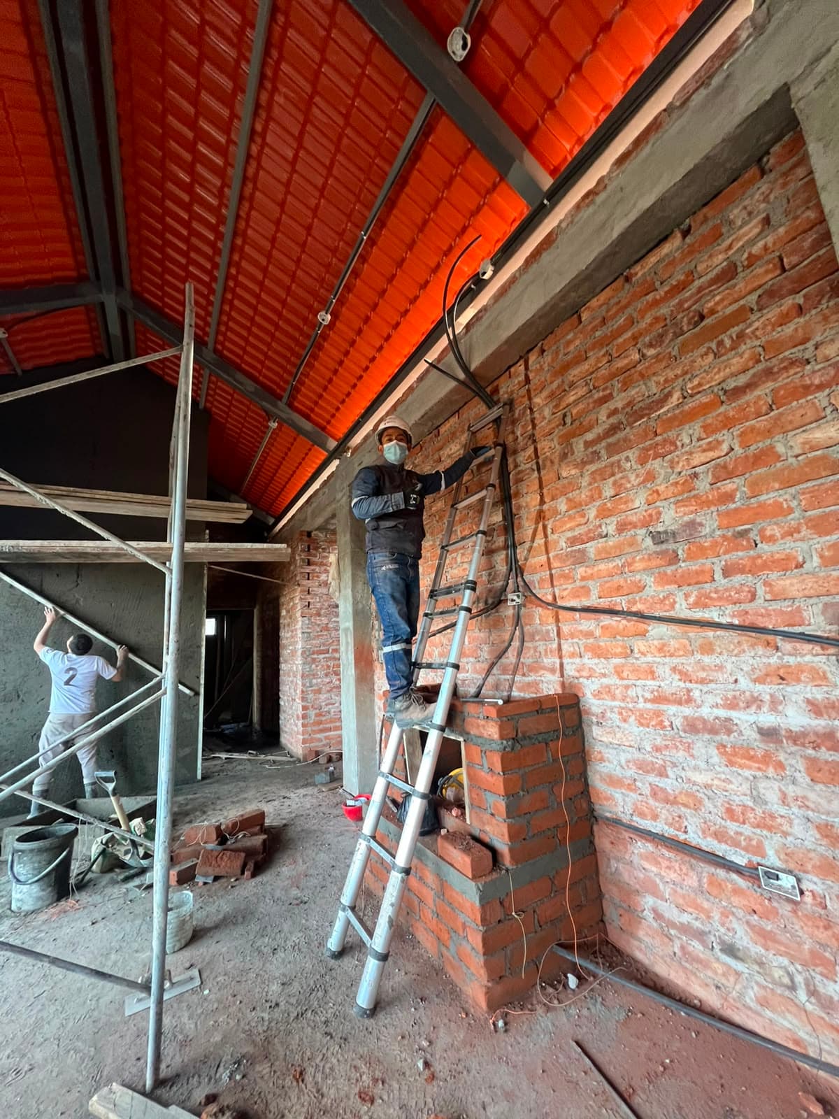 Técnico de SoluTec ejecutando una instalación eléctrica
