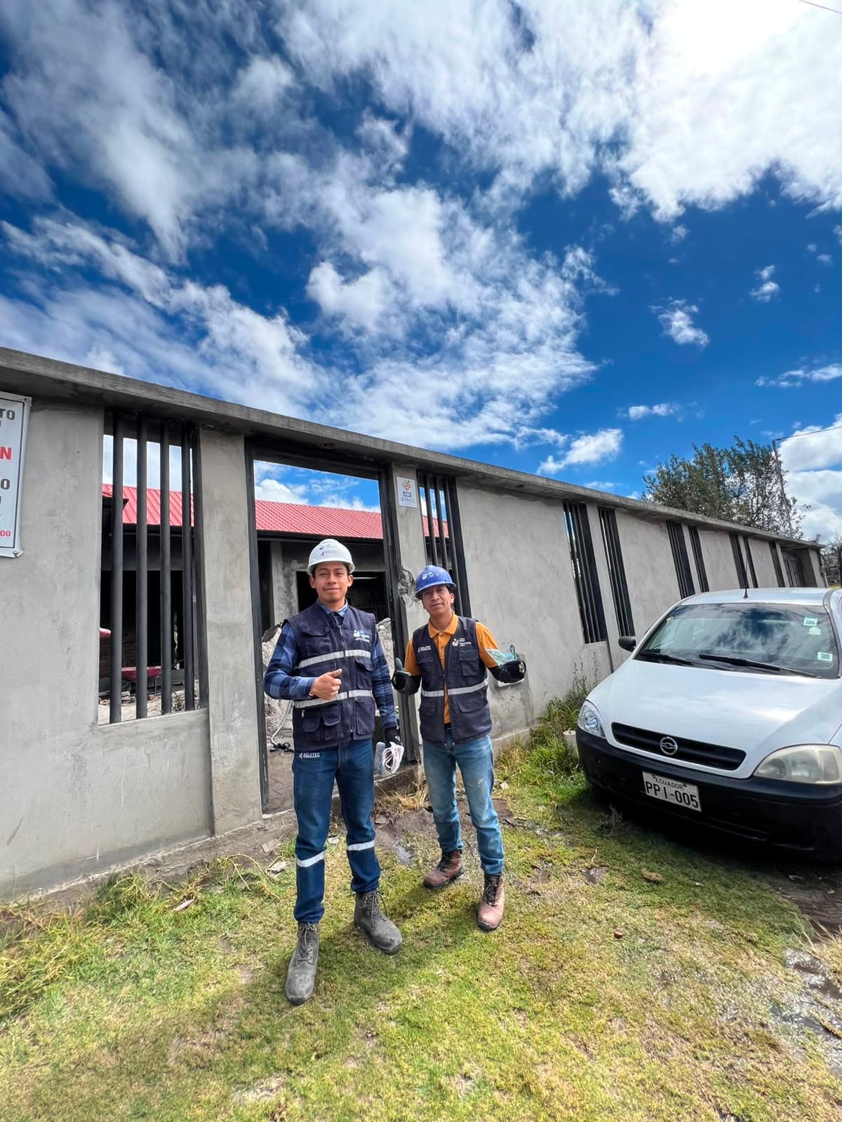 Técnicos de SoluTec preparados para una jornada de trabajo