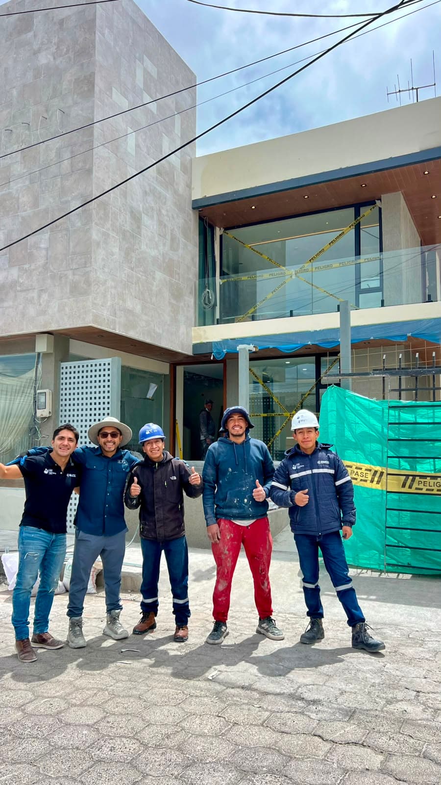 Equipo técnico de SoluTec durante la ejecución de un proyecto