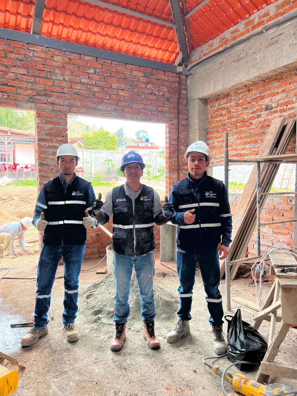 Equipo de SoluTec uniformado en una obra