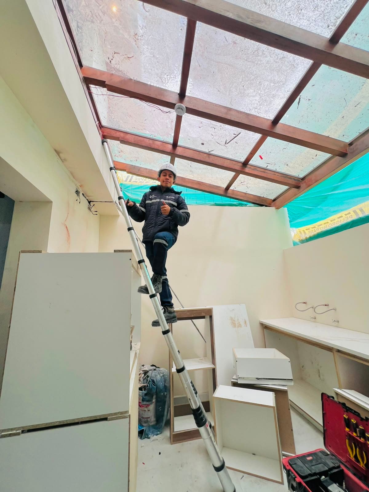 Técnico de SoluTec trabajando en una instalación interior