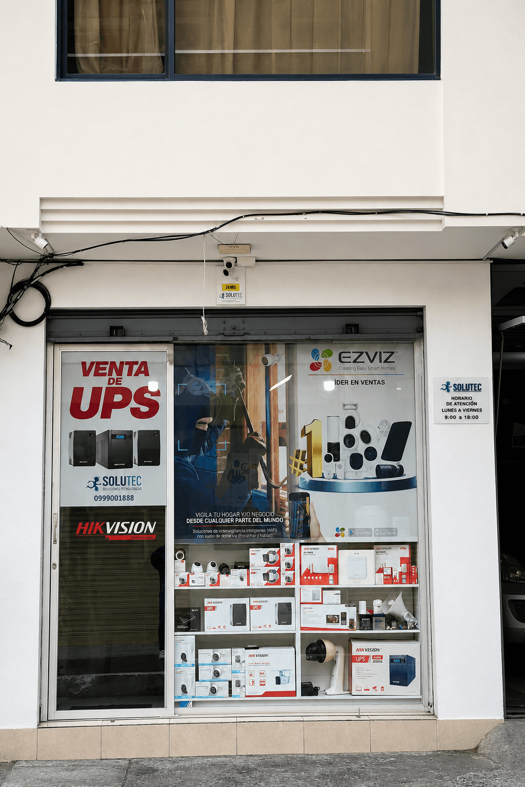Fachada completa del local de SoluTec en Ambato
