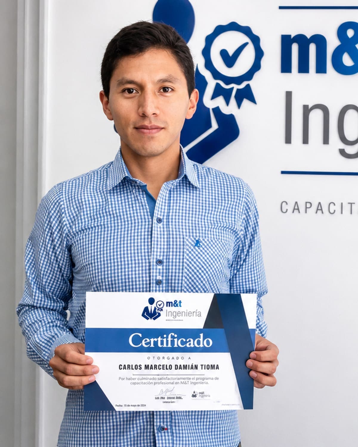 Participante con certificado de capacitación profesional M&T