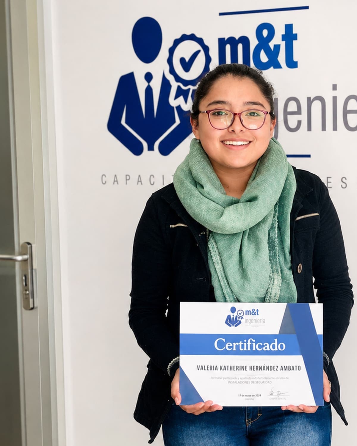 Egresada de M&T Ingeniería con su certificado de formación