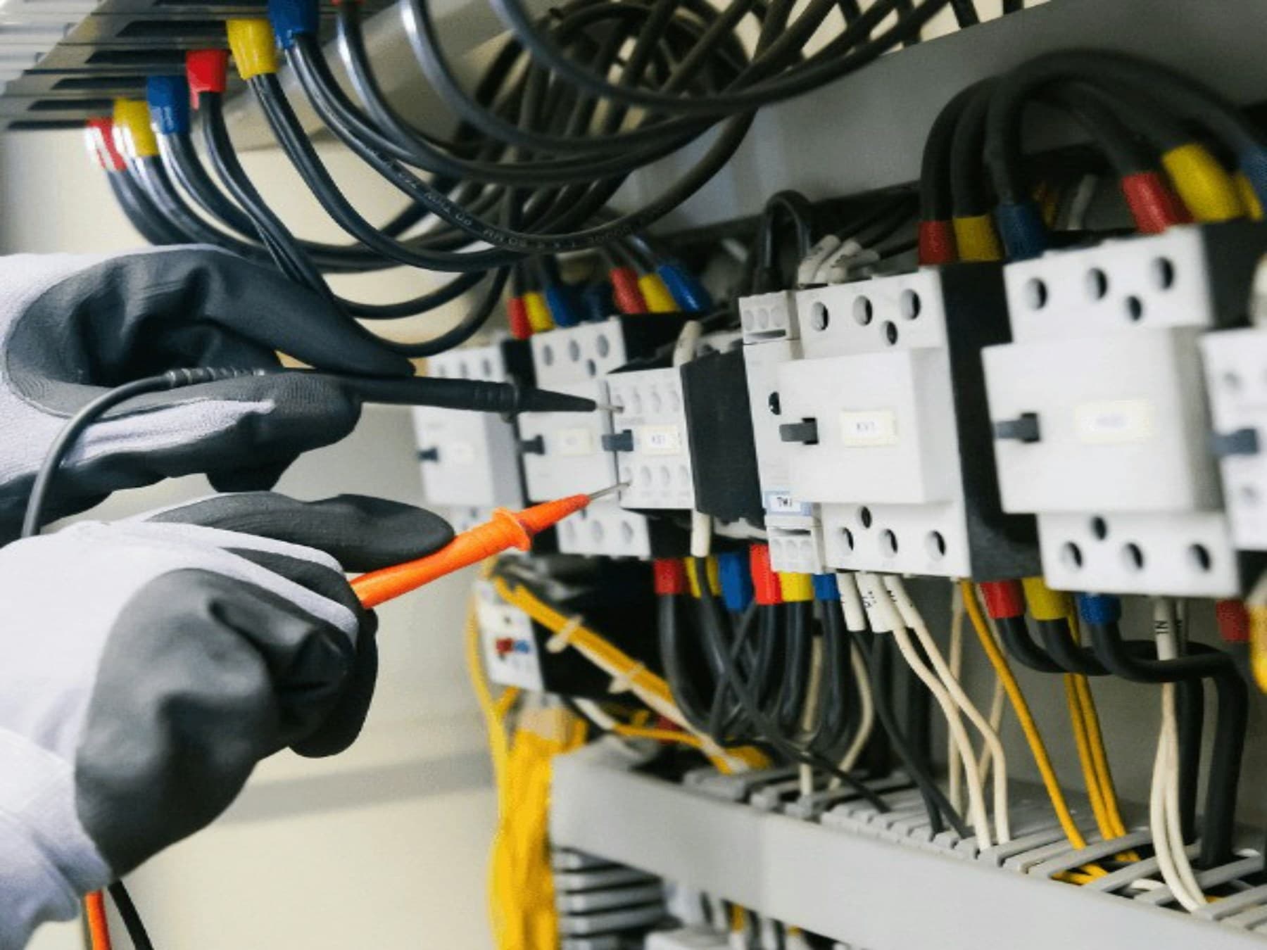 Especialista verificando un tablero eléctrico profesional